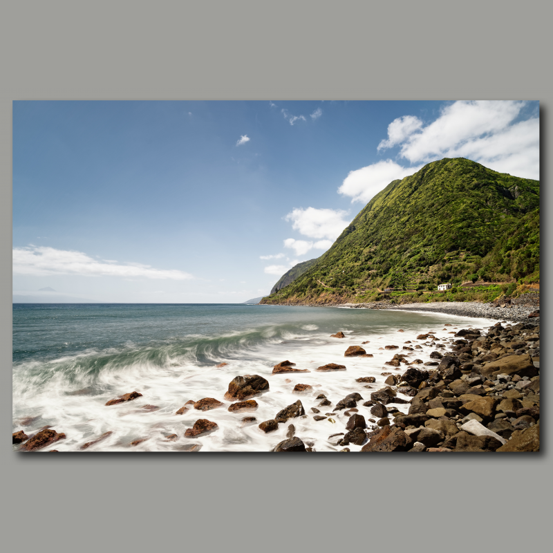 Poster: Einsamer Strand im Norden der Azoren-Insel São Jorge