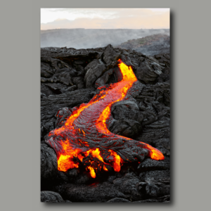 Poster: Hawaii - Lava tritt aus einer Erdspalte aus