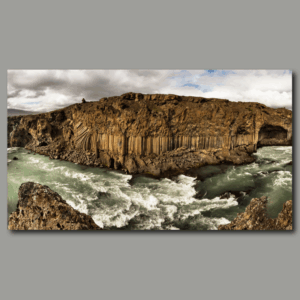 Poster: Panorama mit Wasserfall, Felsen und weiter Landschaft