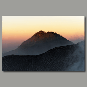 Poster: Erstes Tageslicht am aktiven Vulkan Ijen