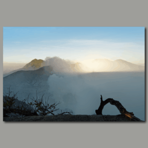 Poster: Erstes Tageslicht und Bergschatten am aktiven Vulkan Ijen