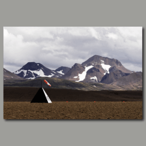 Poster: Landebahn vor Bergkette