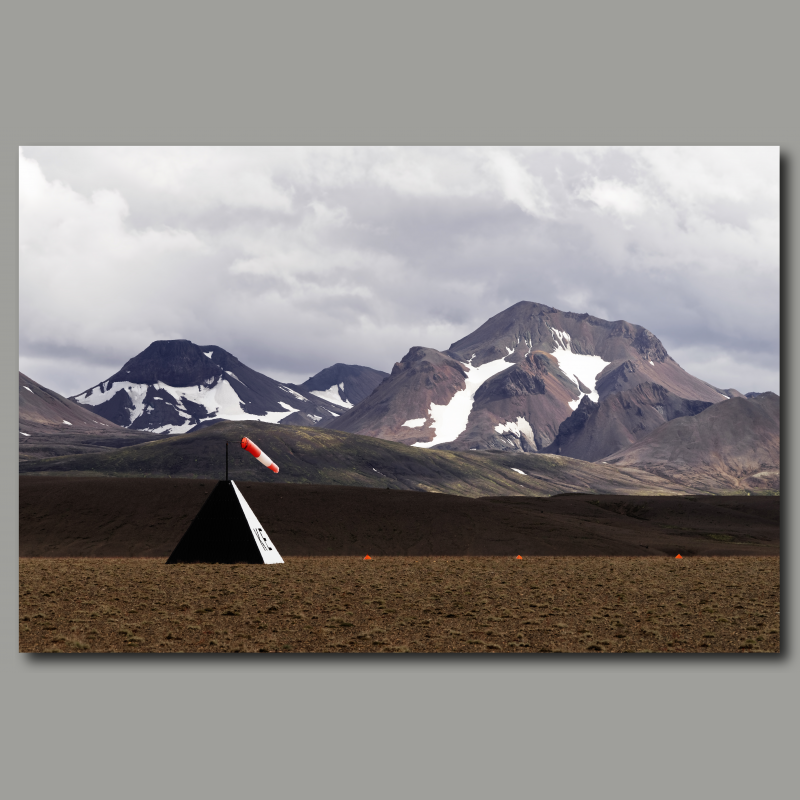 Poster: Landebahn vor Bergkette