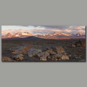 Poster: Panorama einer Bergkette im Abendlicht