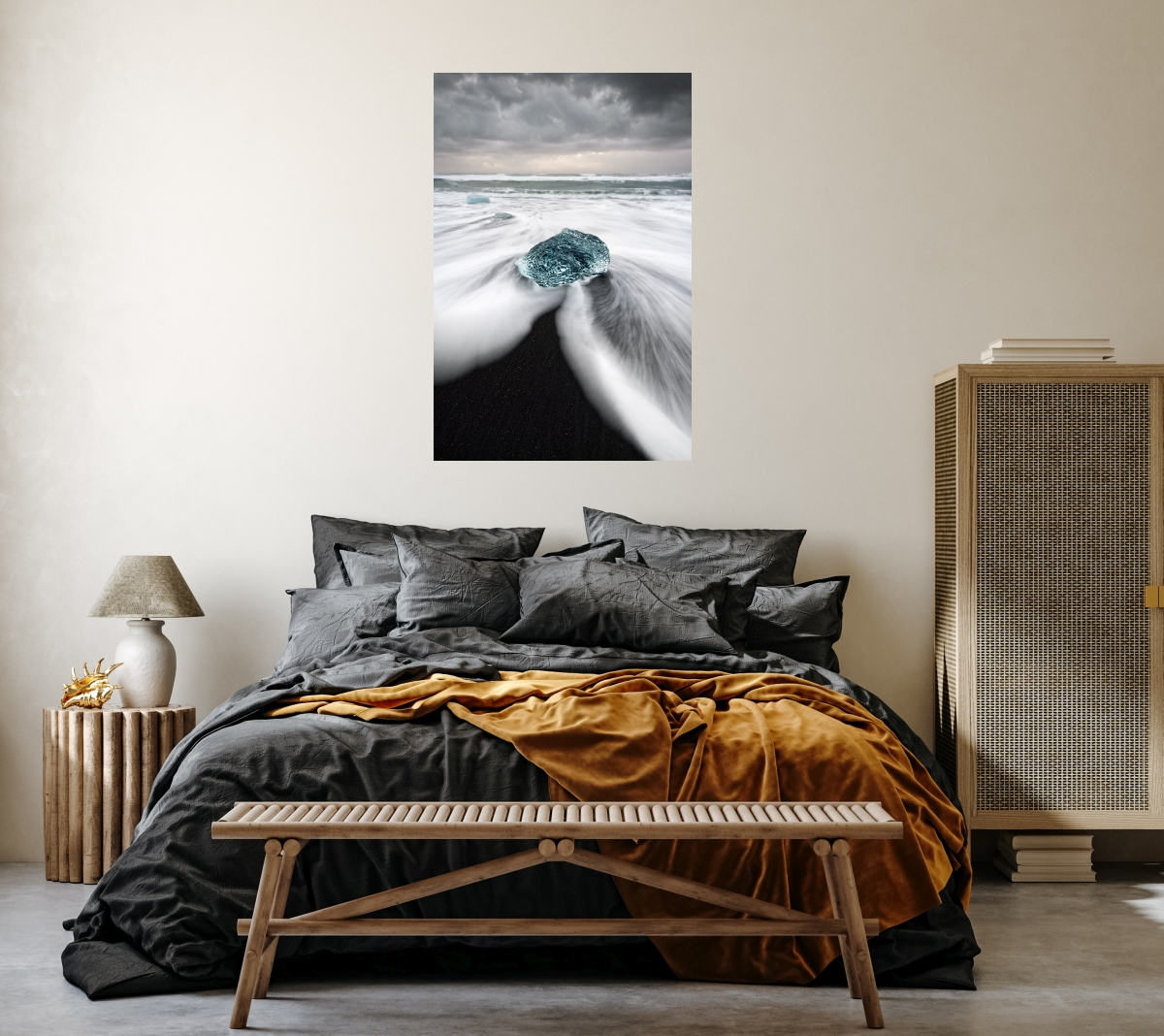 Poster: Schwarzer Strand mit Eisblock - Image 4