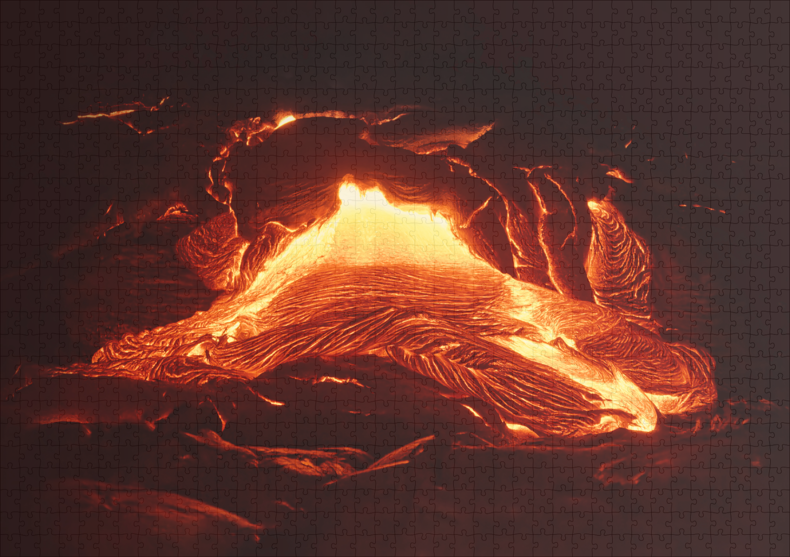 raxxa Premium-Puzzle: Details eines aktiven Lavastroms - heißes Magma tritt aus einer Erdspalte aus - Image 2