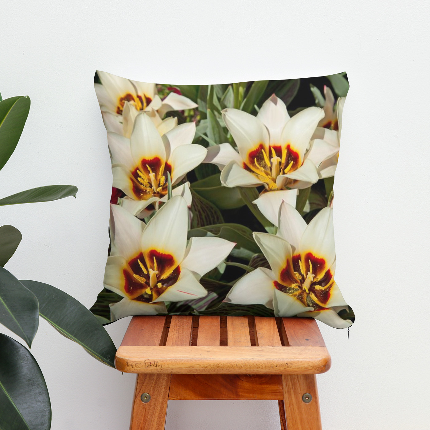 Kissen: Frisch blühende Tulpen im Frühlingsgarten – Image 2