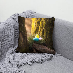 Kissen: bunte Eier im Wald