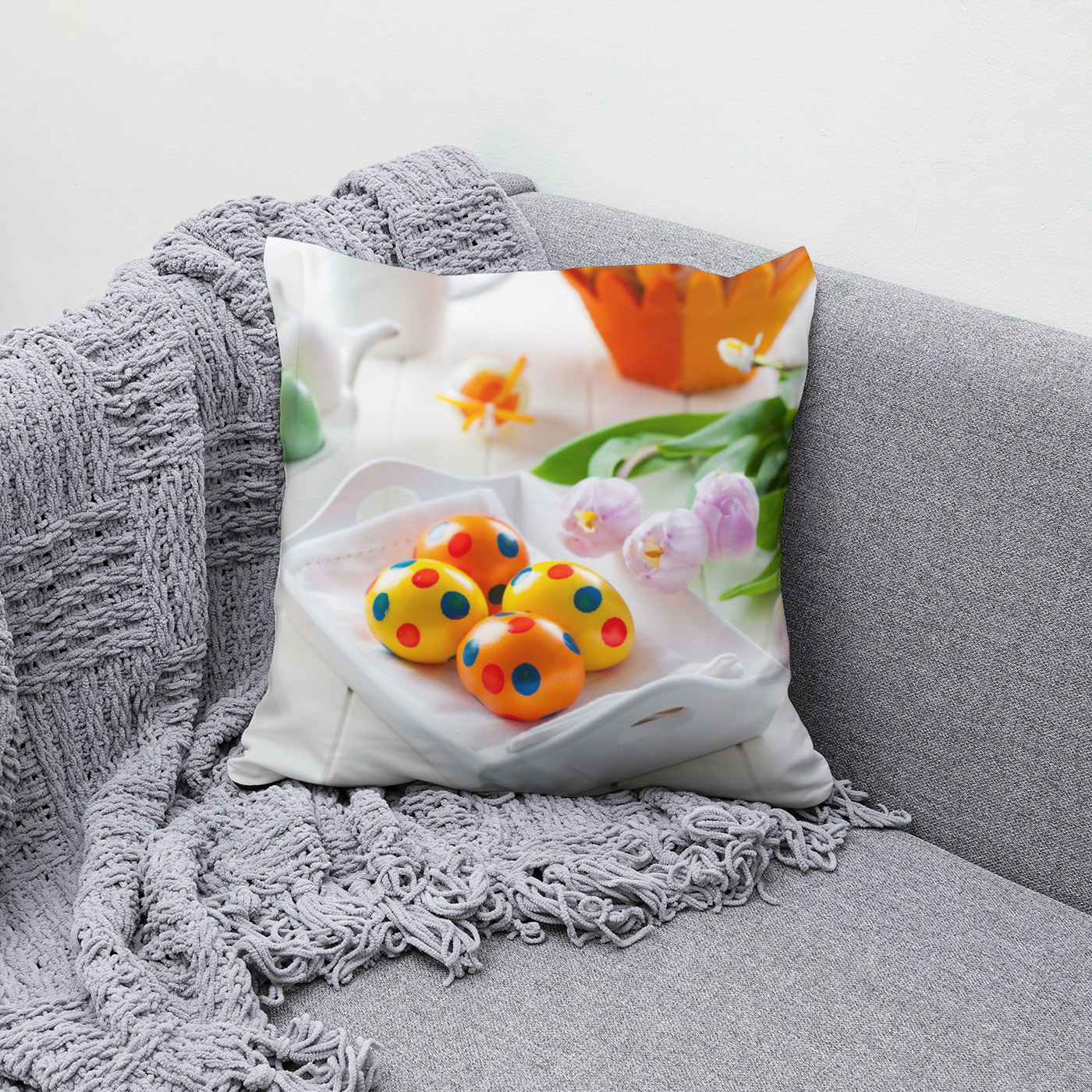 Kissen: Osterdekoration mit frischen Tulpen