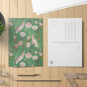 raxxa Postkarte: Rosa Kakadus im Grünen Vintage Dschungel