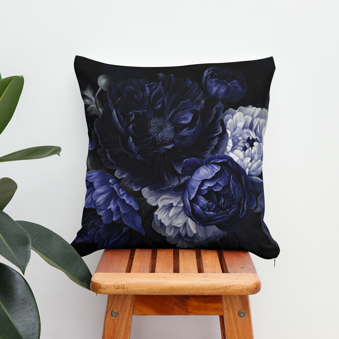 Kissen: Vintage Dunkelheit- Blaue Pfingstrosen auf Schwarz in barockem Glanz