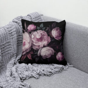 Kissen: Düstere Eleganz- Florales Arrangement im Vintage-Stil