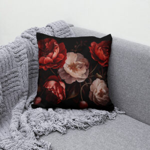 Kissen: Schwarzer Samt und Blütenzauber- Dunkle Florale Kunst