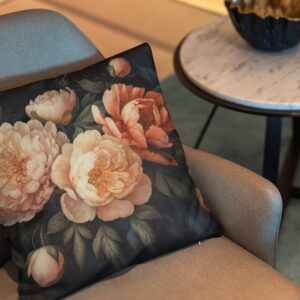 Kissen: Düstere Eleganz- Blumiges Arrangement im Vintage-Stil