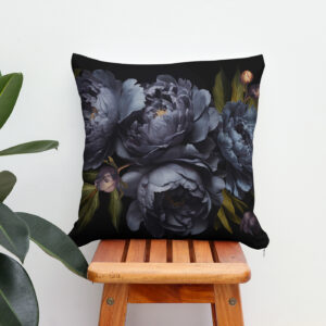 Kissen: Blaue Blüten auf Schwarz- Barocke Pfingstrosen in ihrer vollen Pracht
