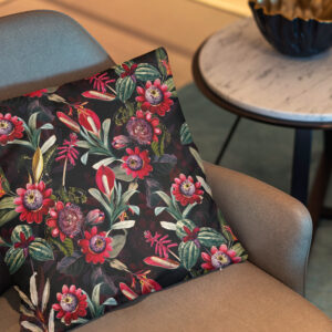 Kissen: Mitternacht im Dschungel- Tropisches Vintage-Design mit roten Passionsblumen und Blättern