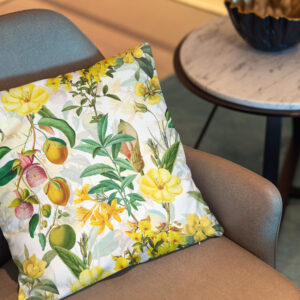 Kissen: Exotische Eleganz- Vintage-Dschungel mit Gelben Blumen und Blättern