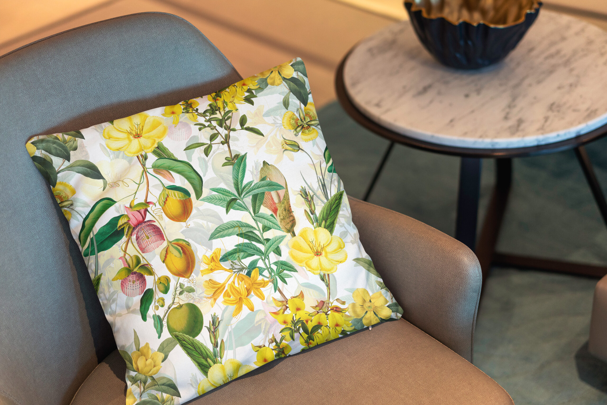 Kissen: Exotische Eleganz- Vintage-Dschungel mit Gelben Blumen und Blättern