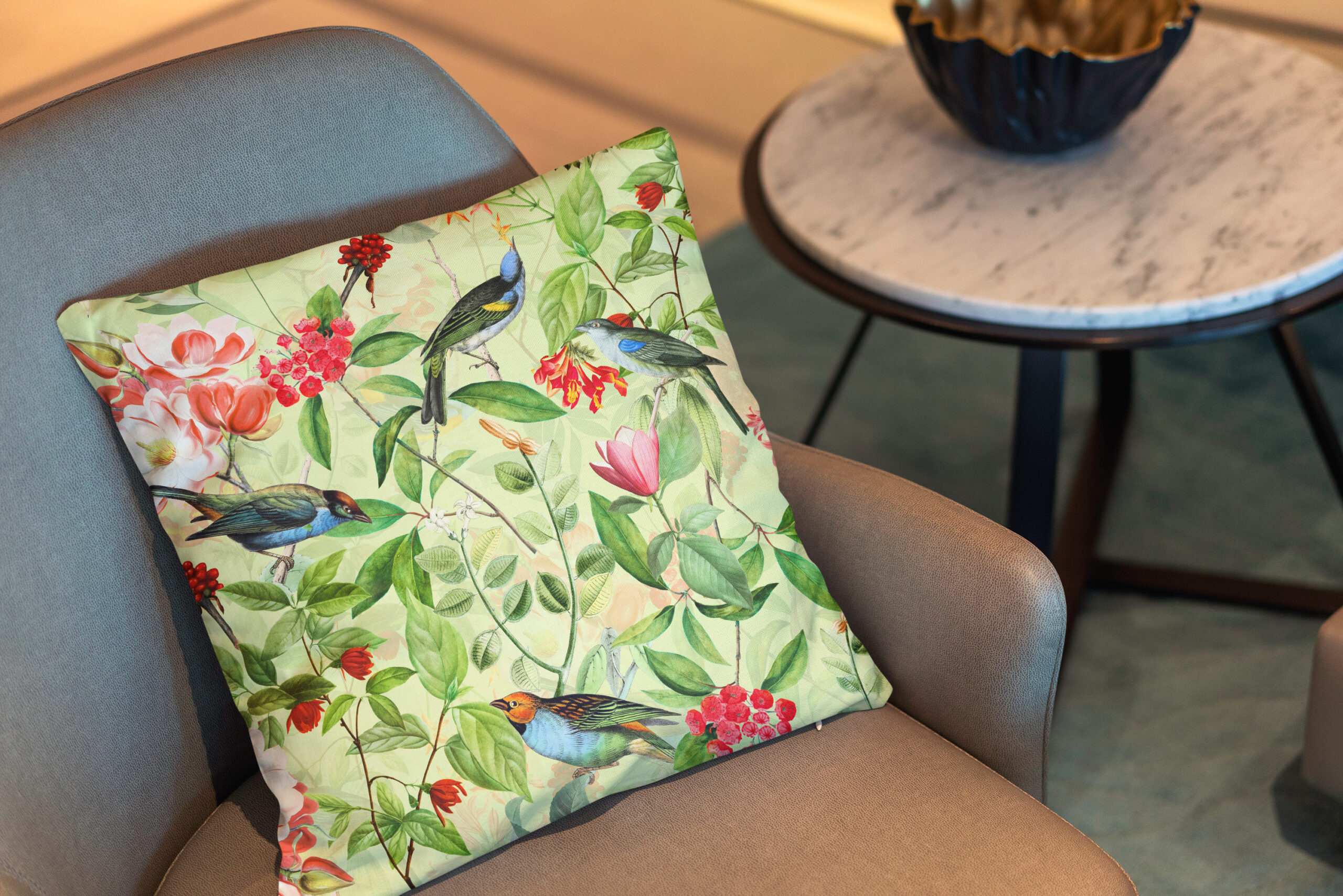 Kissen: Exotische Nostalgie- Vintage Vögel im Blüten Dschungel