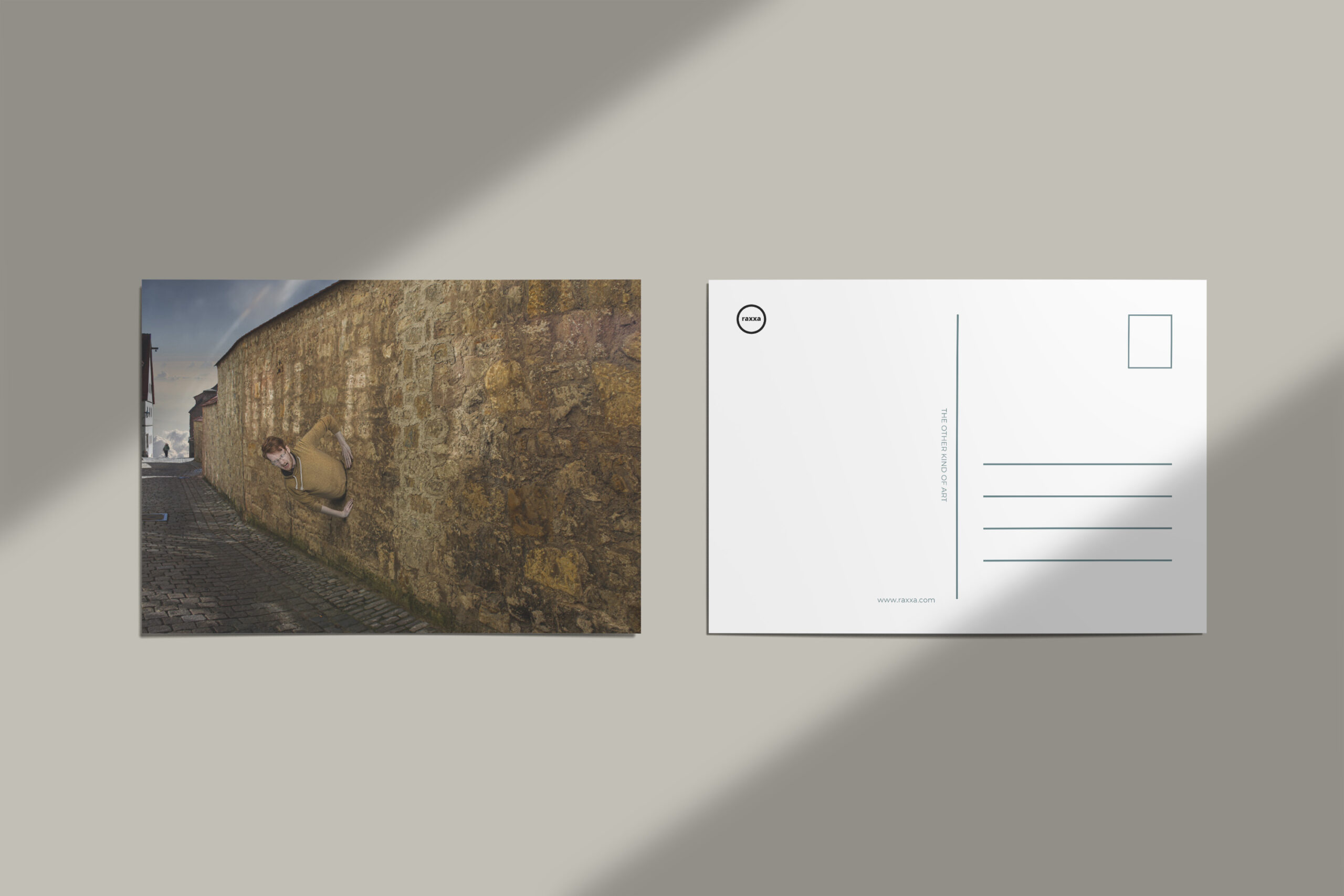 raxxa Postkarte: Mit dem Kopf durch die Wand