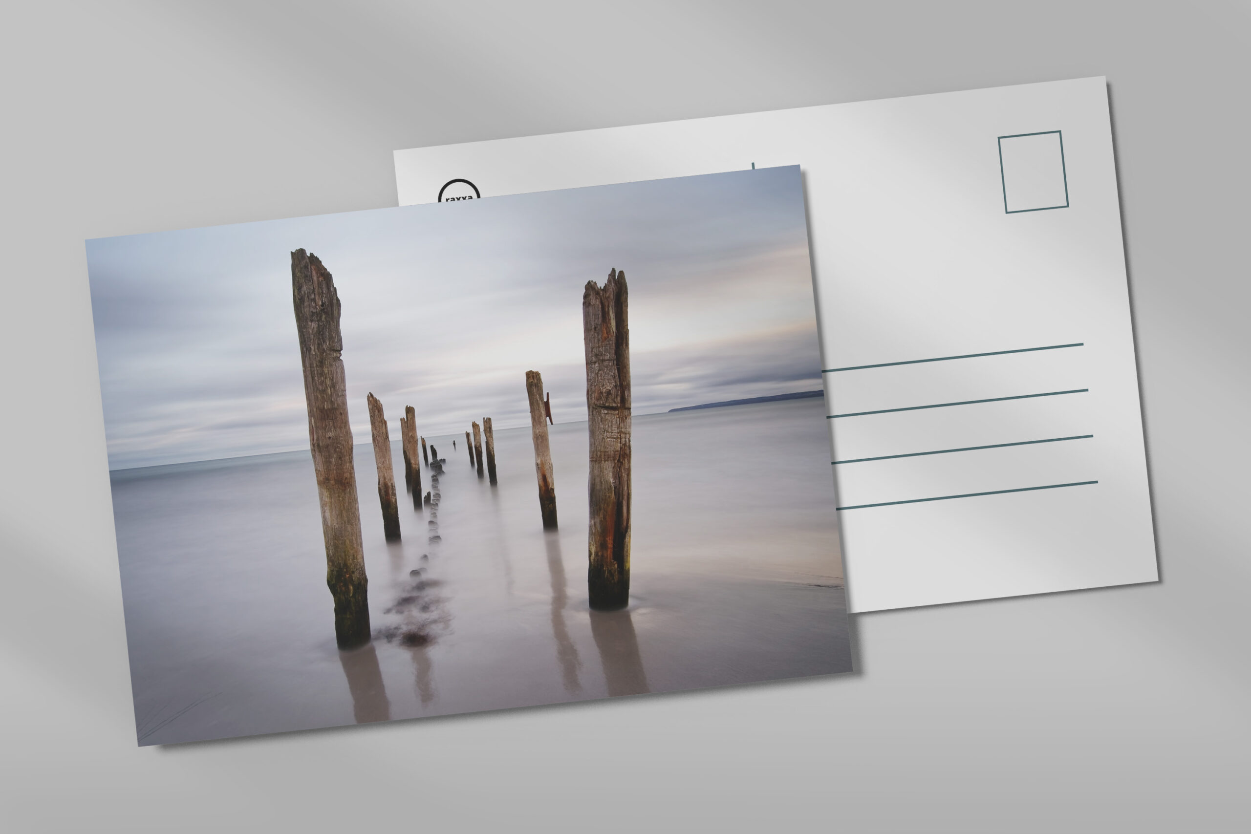 raxxa Postkarte: Holzstangen am Strand