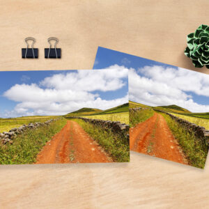 raxxa Postkarte: Roter Fahrweg in einer hügeligen Landschaft