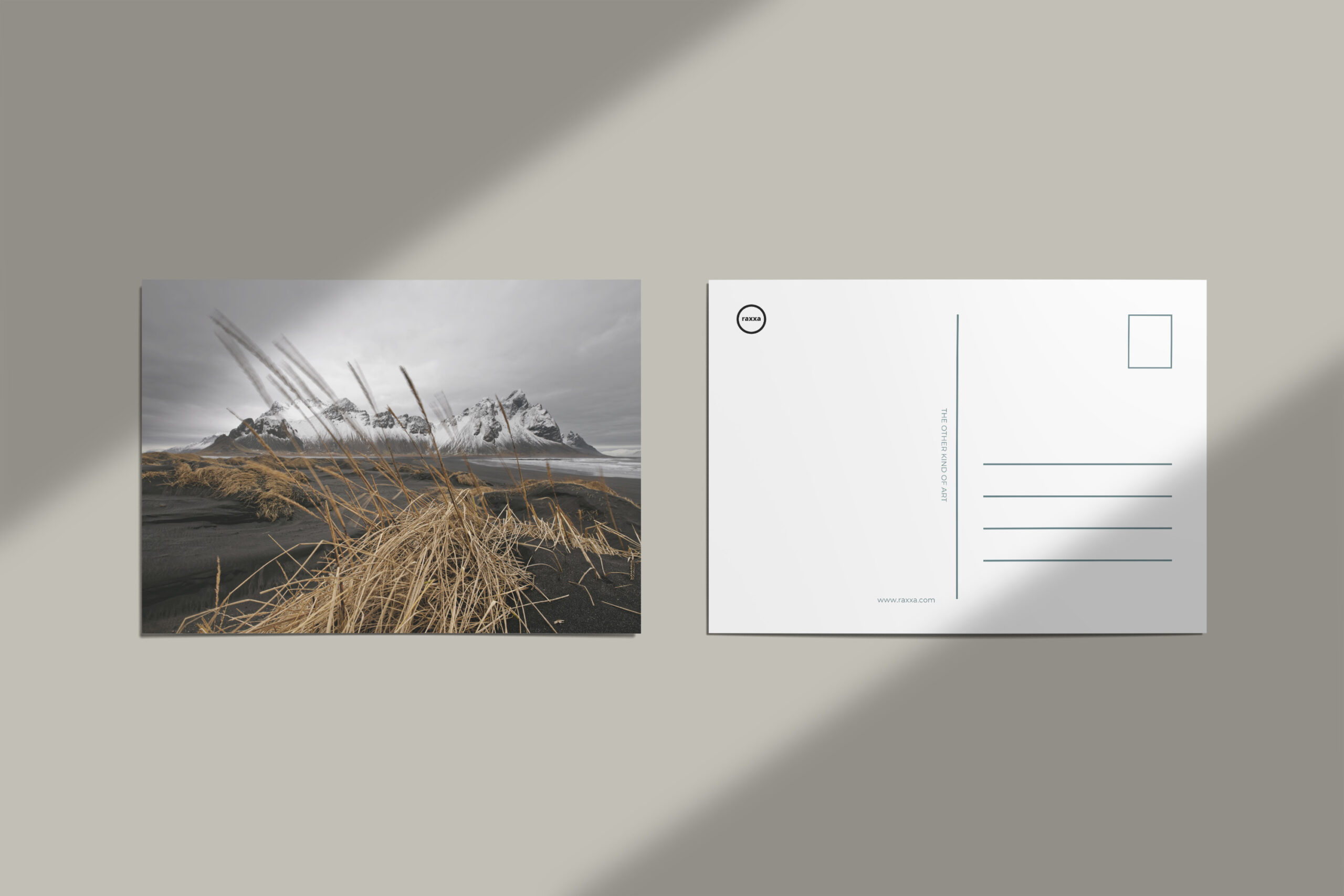 raxxa Postkarte: Bergkette hinter schwarzen Sandd