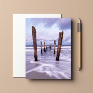 raxxa Postkarte: Holzstangen in der Brandung