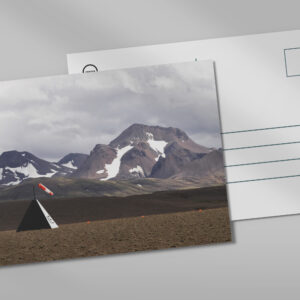 raxxa Postkarte: Landebahn vor Bergkette