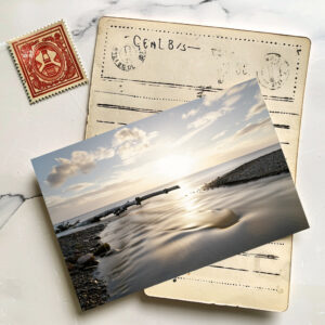 raxxa Postkarte: Sonnenuntergang mit Fluss und Treibholz