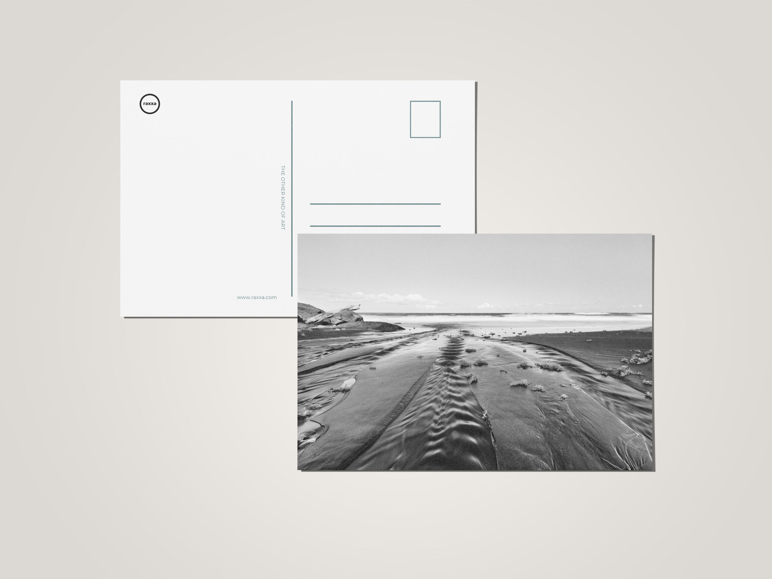 raxxa Postkarte: Dunkler Strand mit Sandrippen