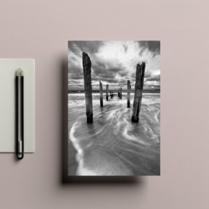 raxxa Postkarte: Holzstangen am Strand