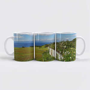 raxxa Premium-Tasse: Azoren - Haus mit Blumen und Inselblick