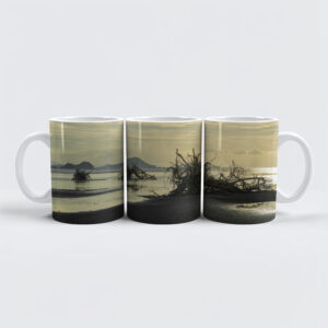 raxxa Premium-Tasse: Baumwurzeln am Strand