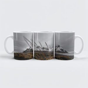 raxxa Premium-Tasse: Bergkette hinter schwarzen Sandd