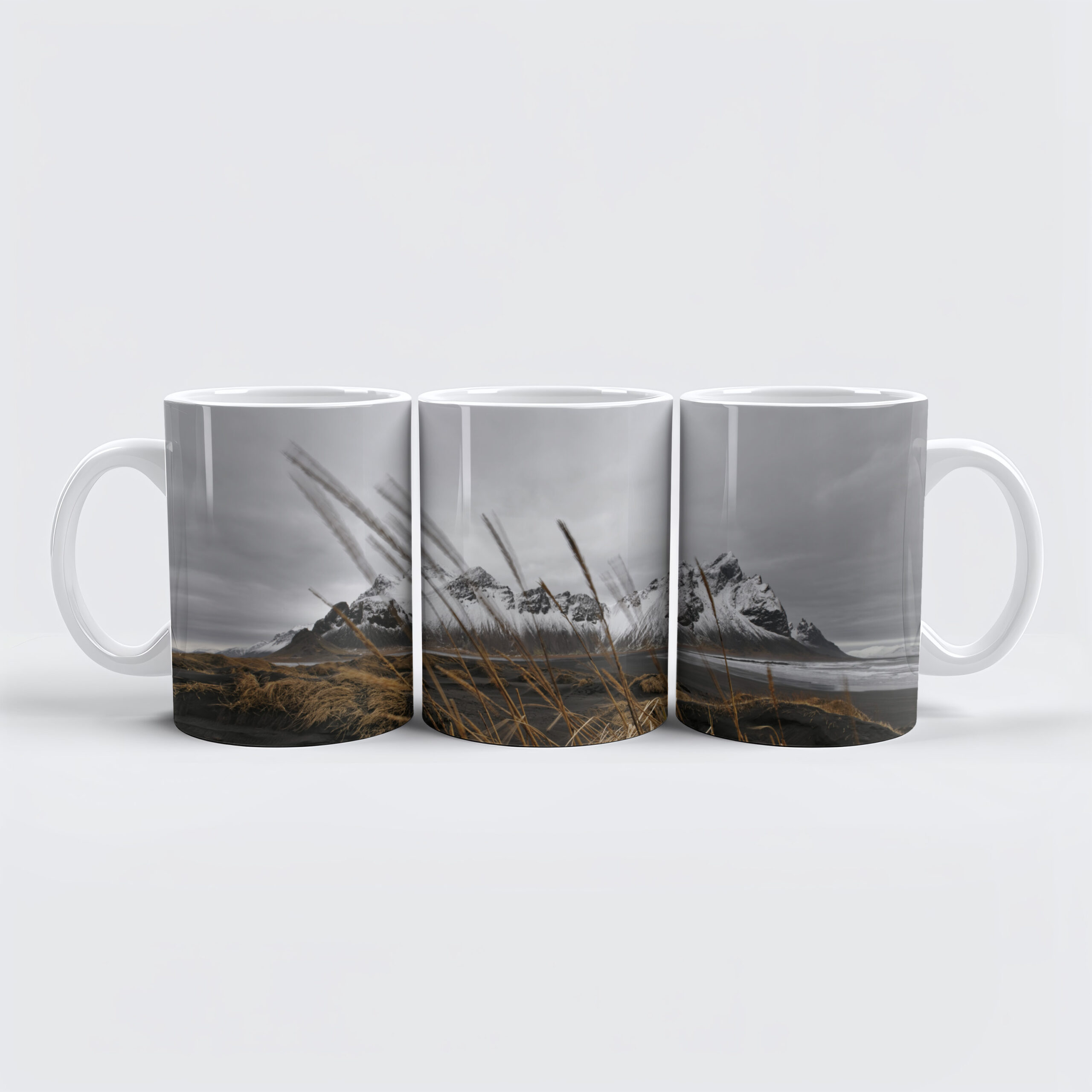 raxxa Premium-Tasse: Bergkette hinter schwarzen Sandd