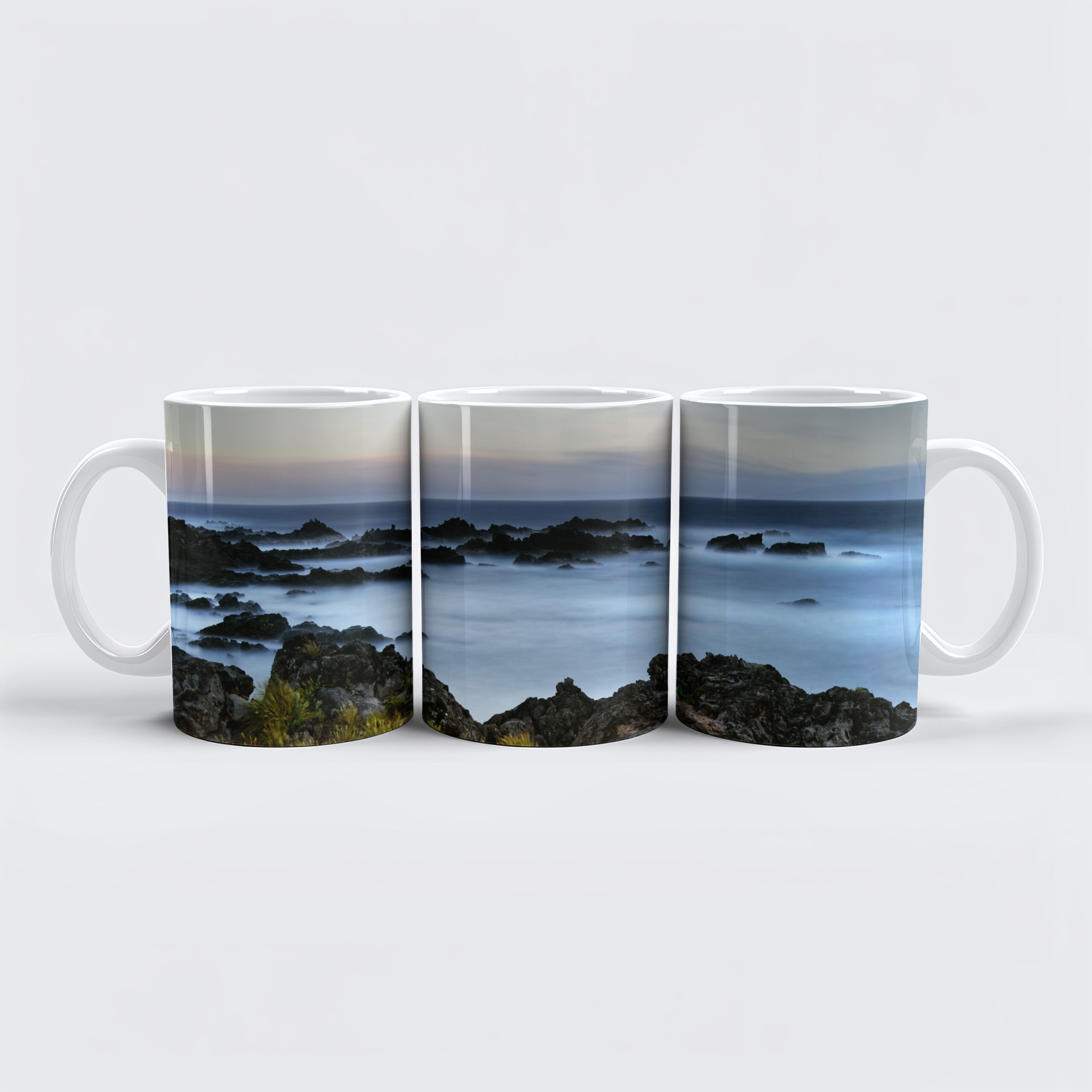 raxxa Premium-Tasse: Felsenstrand mit Wasser