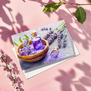 raxxa Postkarte: Lavendelöl und Duft in Holzschale