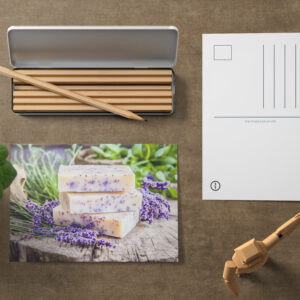 raxxa Postkarte: Lavendelbad mit Seifen und Blüten