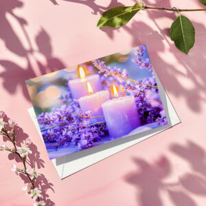 raxxa Postkarte: Lavendel und Kerzenschein am Winterfenster