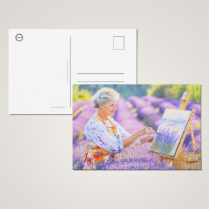 raxxa Postkarte: Malerin im Lavendelfeld