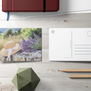 raxxa Postkarte: Frühlingslicht auf Lavendelstrauß mit Hut