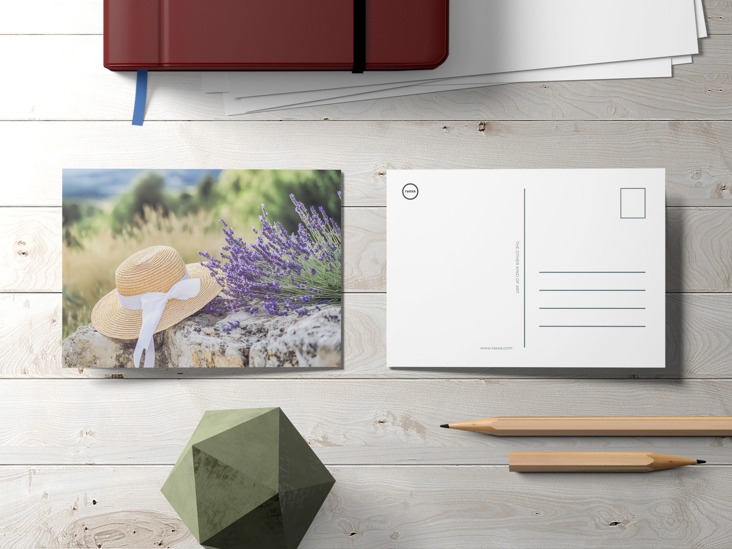 raxxa Postkarte: Frühlingslicht auf Lavendelstrauß mit Hut