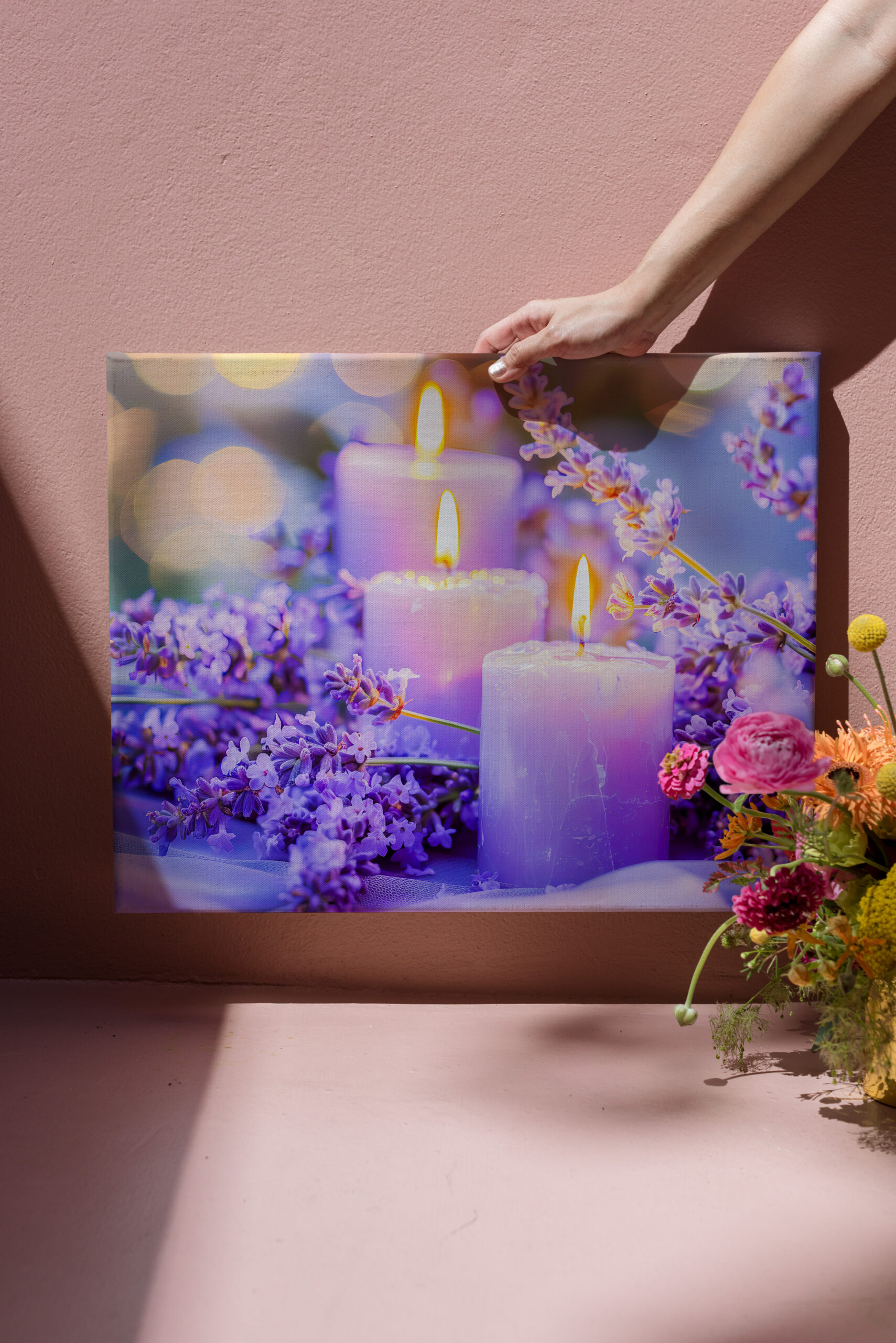 raxxa Canva: Lavendel und Kerzenschein am Winterfenster - Imagen 3