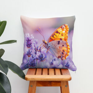Kissen: Schmetterling im Licht des Lavendels