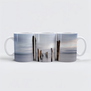 raxxa Premium-Tasse: Holzstangen am Strand