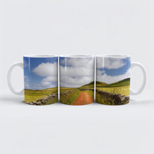 raxxa Premium-Tasse: Roter Fahrweg in einer hügeligen Landschaft