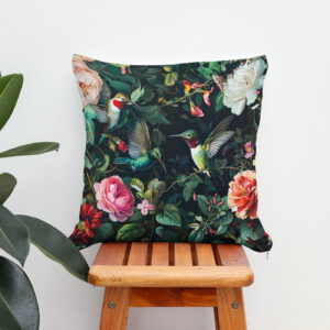 Kissen: Hummingbirds with Climbing Vines and Rose Hedge Illustration