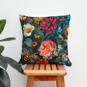 Kissen: Hummingbirds with Climbing Vines and Rose Hedge Illustration