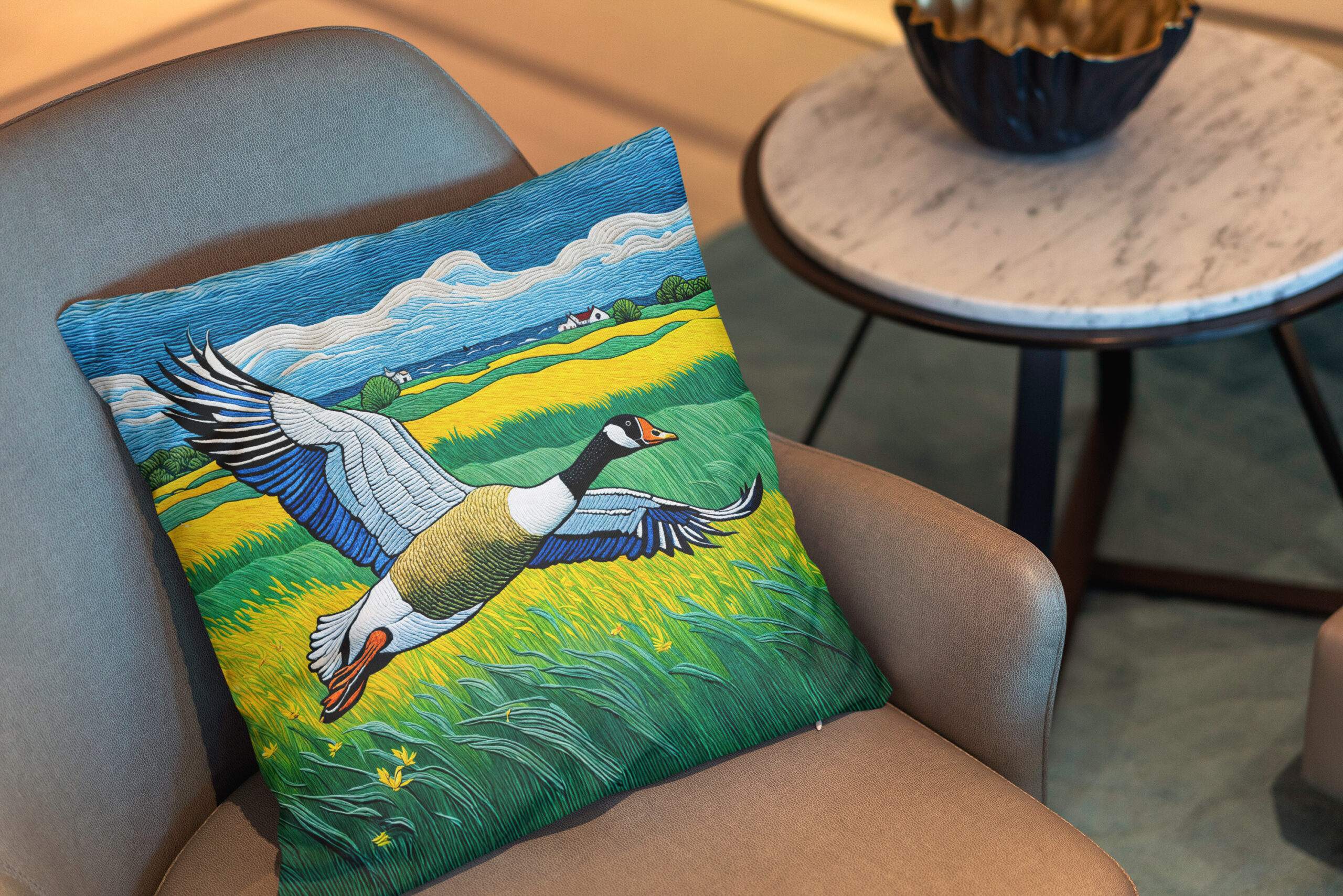 Kissen: Wild Goose Flying Over Blooming Meadow – Image 2